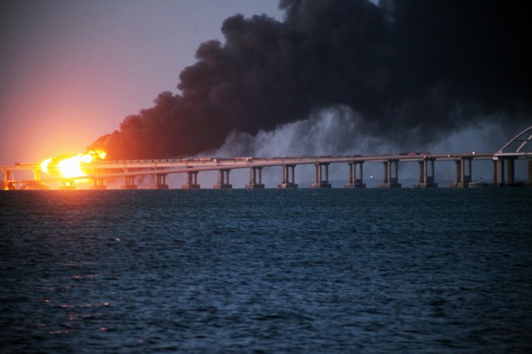 Bro på Krym i flammer etter ukrainsk angrep