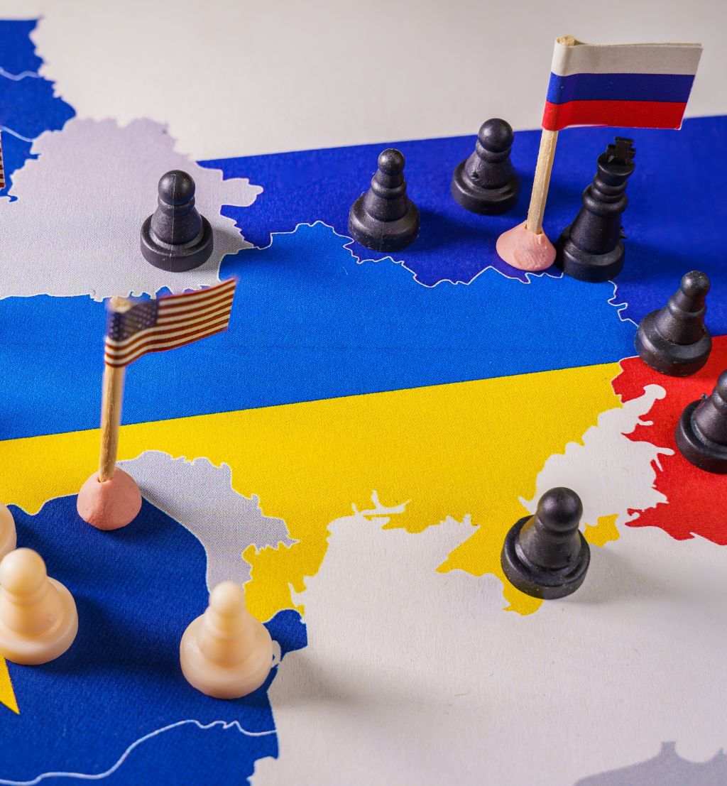 Illustrasjonsbilde. Kart over EU og Ukraina med brikker og flagg.