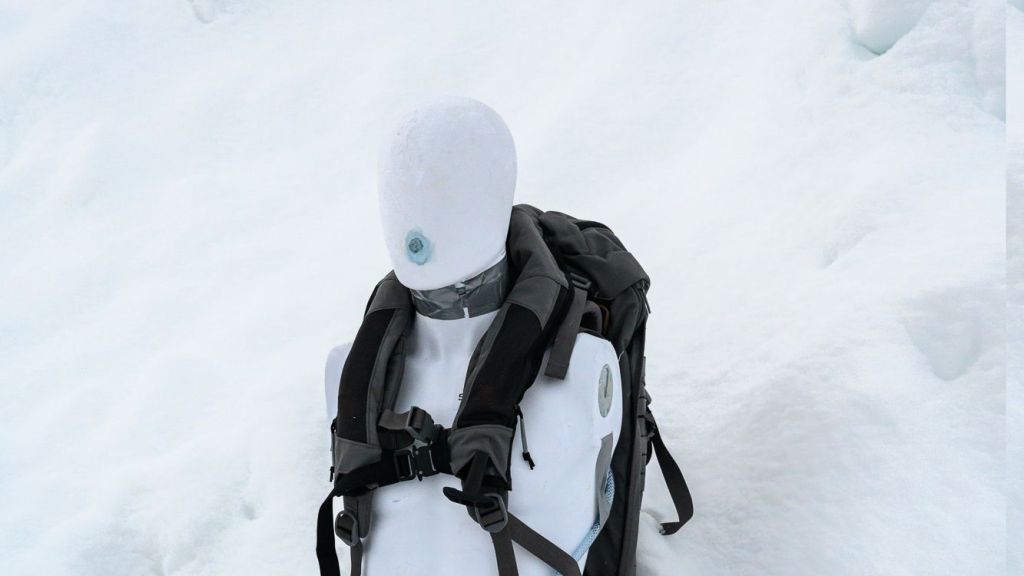 The mannequin receives a representative amount of C02, which is “exhaled” out of its mouth. Various sensors and instruments help the researchers to study how the Safeback SBX system really performs in this type of snow.