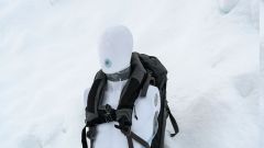 The mannequin receives a representative amount of C02, which is “exhaled” out of its mouth. Various sensors and instruments help the researchers to study how the Safeback SBX system really performs in this type of snow.