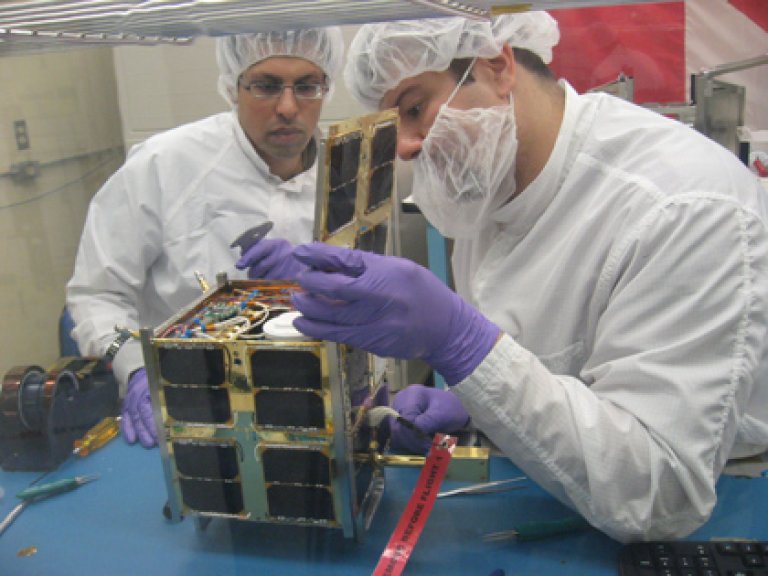 Fra bygging av AISSat-1. Nyttelasten er norsk, men selve satellitten ble bygget i hos University of Toronto Institute for Aerospace Studies Space Flight Laboratory (UTIAS-SFL)