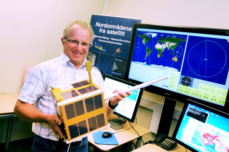 Richard Olsen i kontrollrommet for AISSat - også kalt Mini Houston. Det lå på FFI frem til 2015, da Statsat overtok driftsansvaret.