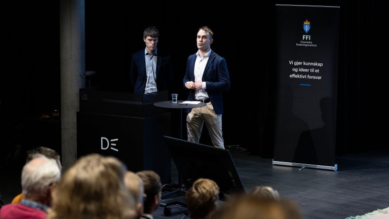 Two researchers present at an FFI event.