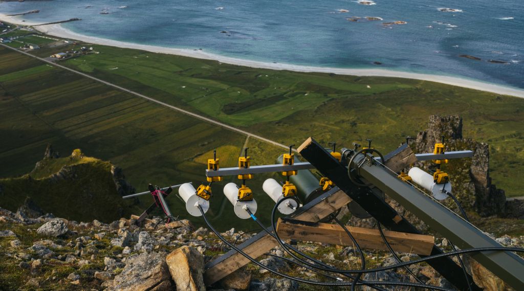 Nærbilde av en antenne i fjellet over Bleik på Andøya. Antennen består av flere hvite antenner som peker mot Bleik.