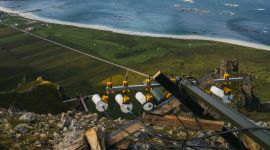 Nærbilde av en antenne i fjellet over Bleik på Andøya. Antennen består av flere hvite antenner som peker mot Bleik.