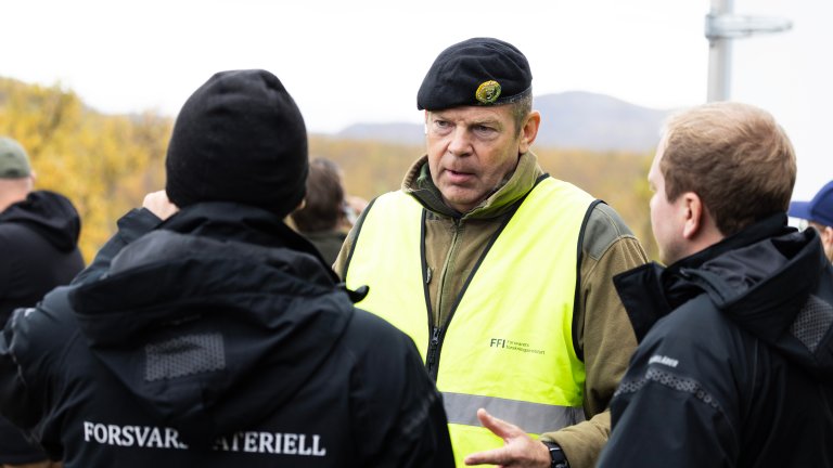 Sven Bjerke talking with staff from Norwegian Defence Materiel Agency