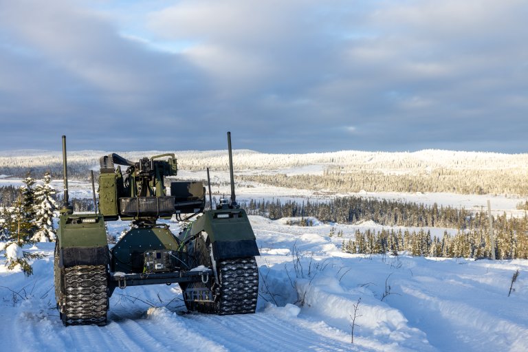 En UGV i et skytefelt dekket av snø. Utsikt.
