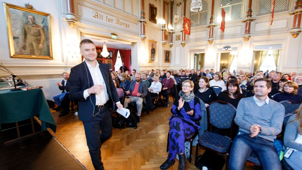 Oslo  20151201.
FFI-forsker Petter Nesser lanserte tirsdag boka si om framveksten av islamistiske terrornettverk i Europa på Oslo Militære Samfund. Spørsmål som behandles i boka: Hvordan er terrorcellers indre liv? Hvordan blir ungdom radikalisert til å bli terrorister? 
Foto: Gorm Kallestad / NTB