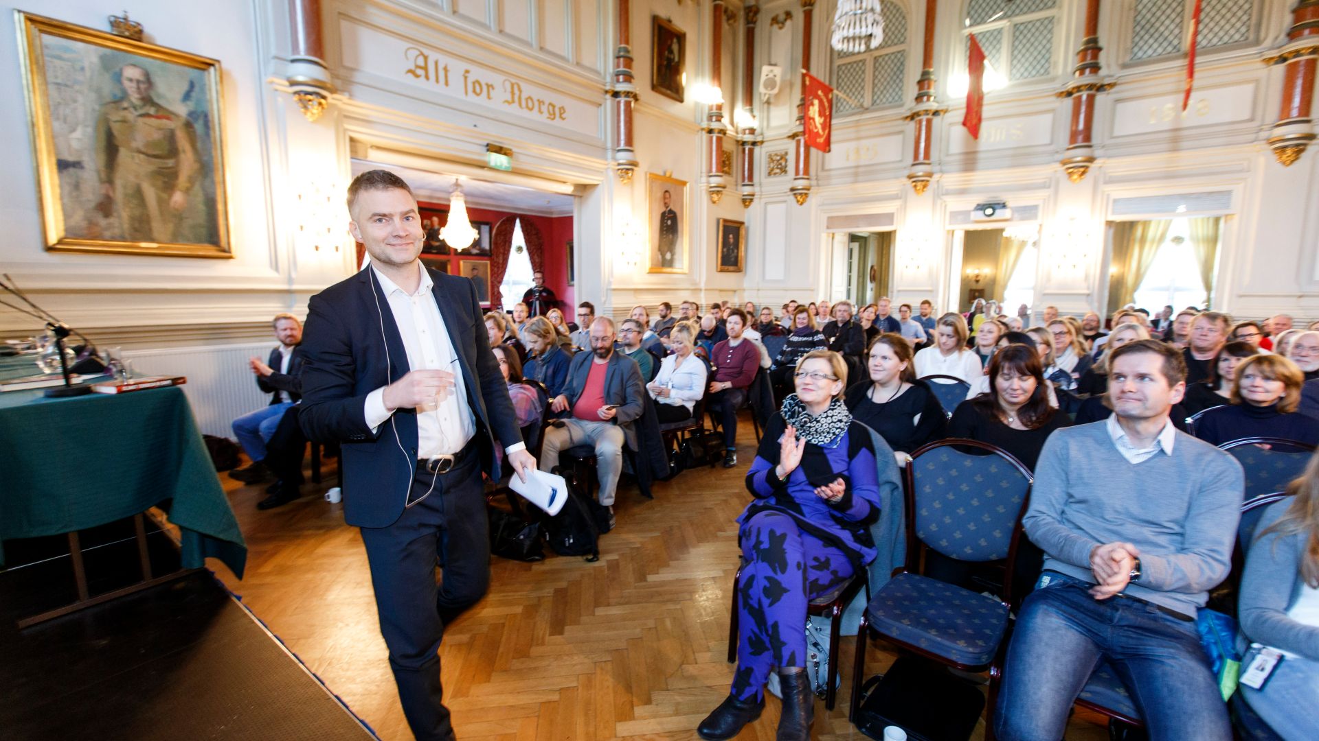 Oslo 20151201.
FFI-forsker Petter Nesser lanserte tirsdag boka si om framveksten av islamistiske terrornettverk i Europa på Oslo Militære Samfund. Spørsmål som behandles i boka: Hvordan er terrorcellers indre liv? Hvordan blir ungdom radikalisert til å bli terrorister?
Foto: Gorm Kallestad / NTB