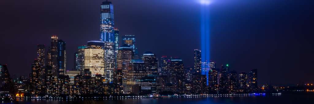 New York skyline i mørket med lys fra Ground Zero godt synlig