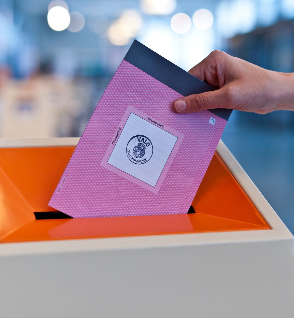 Person legger en stemmeseddel i stemmeurne. Illustrasjonsfoto. Stortingsvalget 2021.
