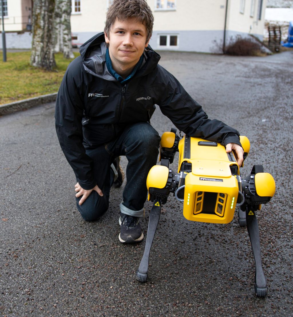 Forsker Tønnes Frostad Nygaard med roboten Freke..