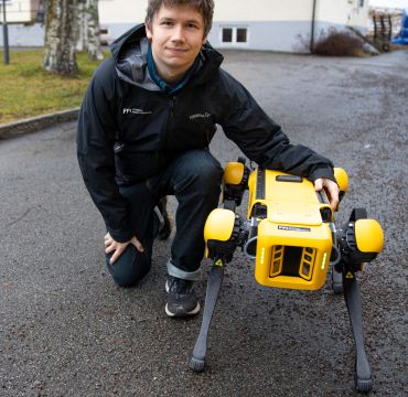 Forsker Tønnes Frostad Nygaard med roboten Freke..