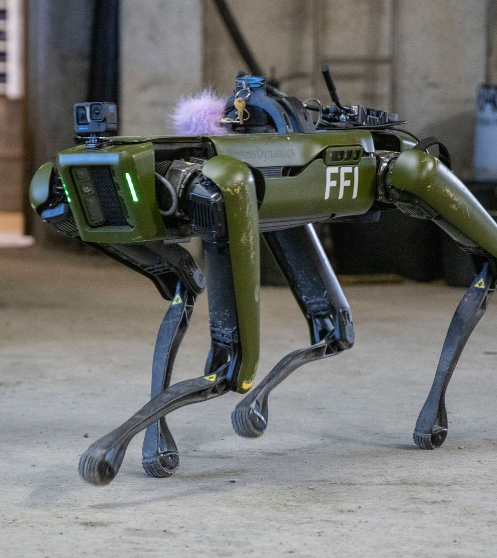 Robothund går inne i lagerbygning. Foto