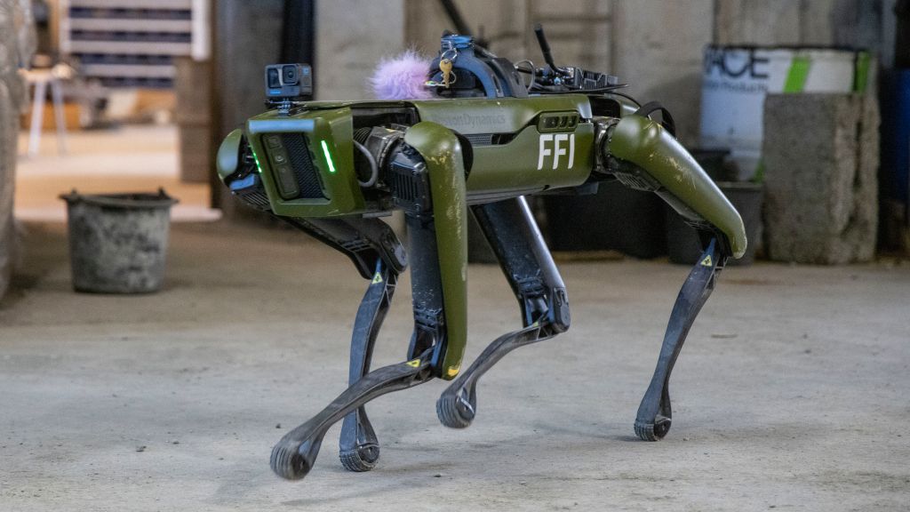 Robothund går inne i lagerbygning. Foto