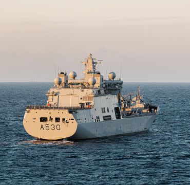 Det norske support fartøyet KNM Maud på havet