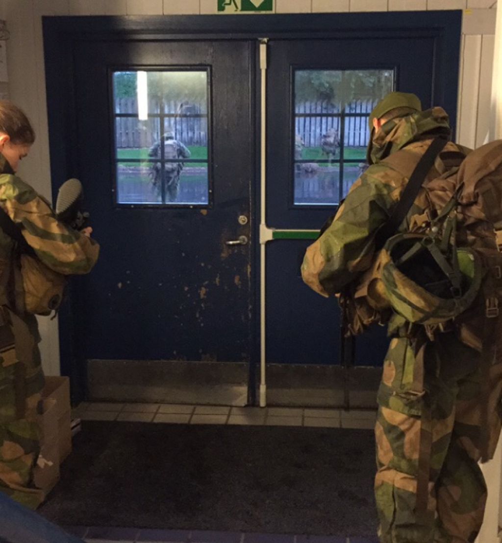 Rekrutter ved Madla på vei ut på marsj.