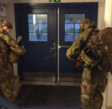 Rekrutter ved Madla på vei ut på marsj.