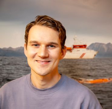 FFI-forsker Jens Einar Bremnes foran et bilde som viser Hugin i aksjon.