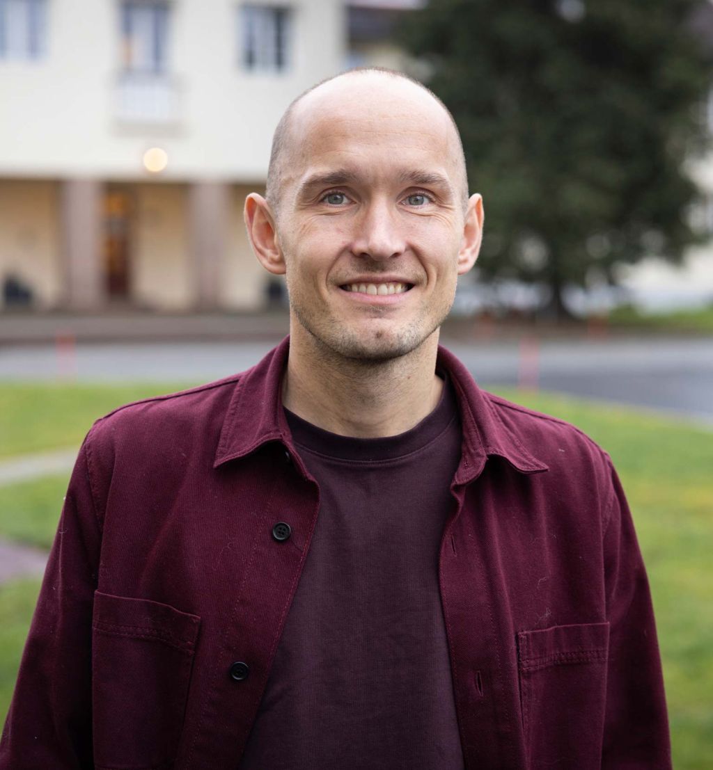 Nærbilde av Olger Breivik i burgunder skjorte.