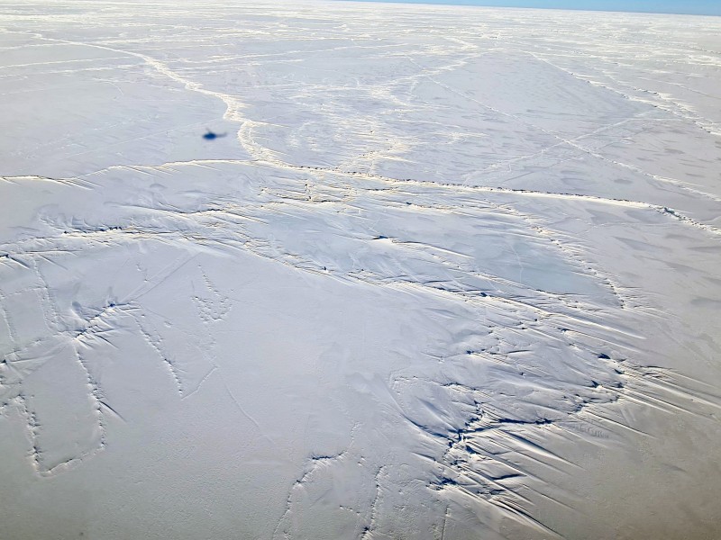 Helikopteret kaster bare en liten skygge over isødet i Beauforthavet, nord for Alaska. Havet er tilfrosset året rundt.