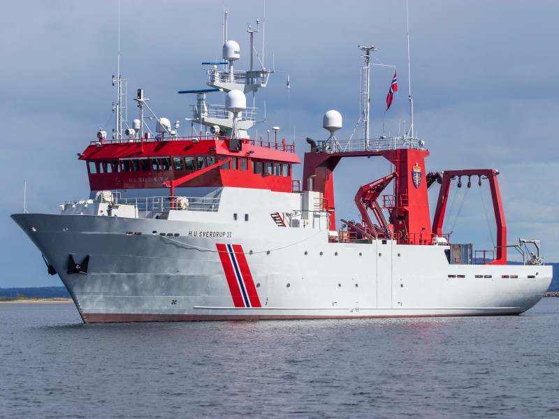 Stort skip på vannet. Helfigur fra siden. Foto