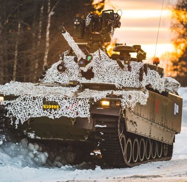 Stormpanservogn i vinterlandskap. Foto