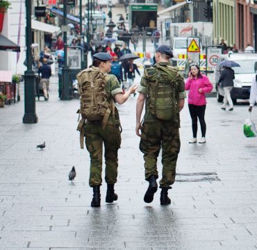 To soldater går ned Karl Johan. Østbanehallen kan skimtes lenger fremme.