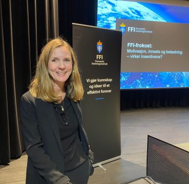 Kvinnelig forsker på talerstol