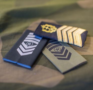 Distinksjoner (fv.) Sersjantmajor Luftforsvaret, Flaggmester Sjøforsvaret og Sersjantmajor Hær Foto: Olav Standal Tangen /Forsvaret