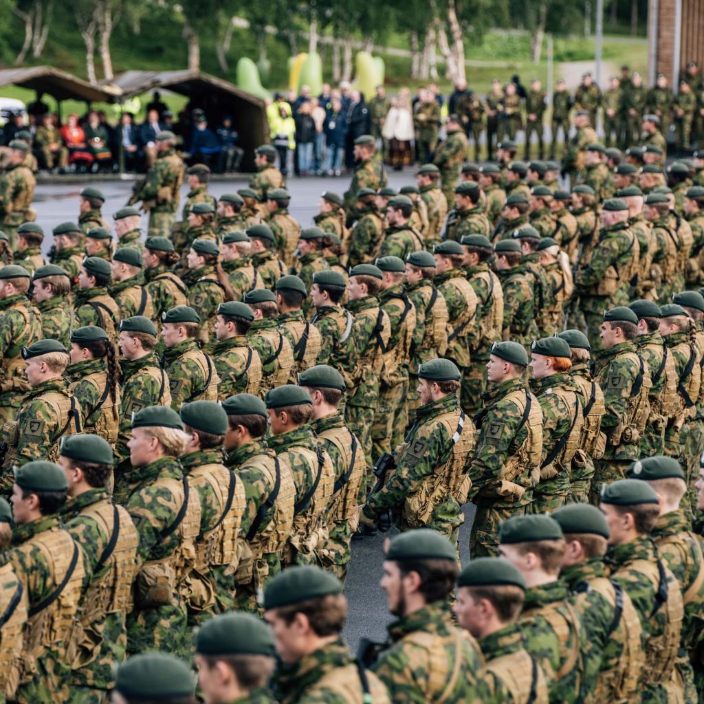 Soldater på rekke og rad. Alle i uniform og grønn beret.