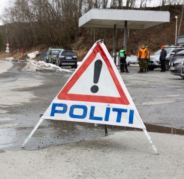 Veikontrollpost med Politi-skilt