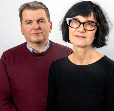Stig Rune Sellevåg til venstre i burgunder genser og Jannet Blatny til høyre med svart genser. 