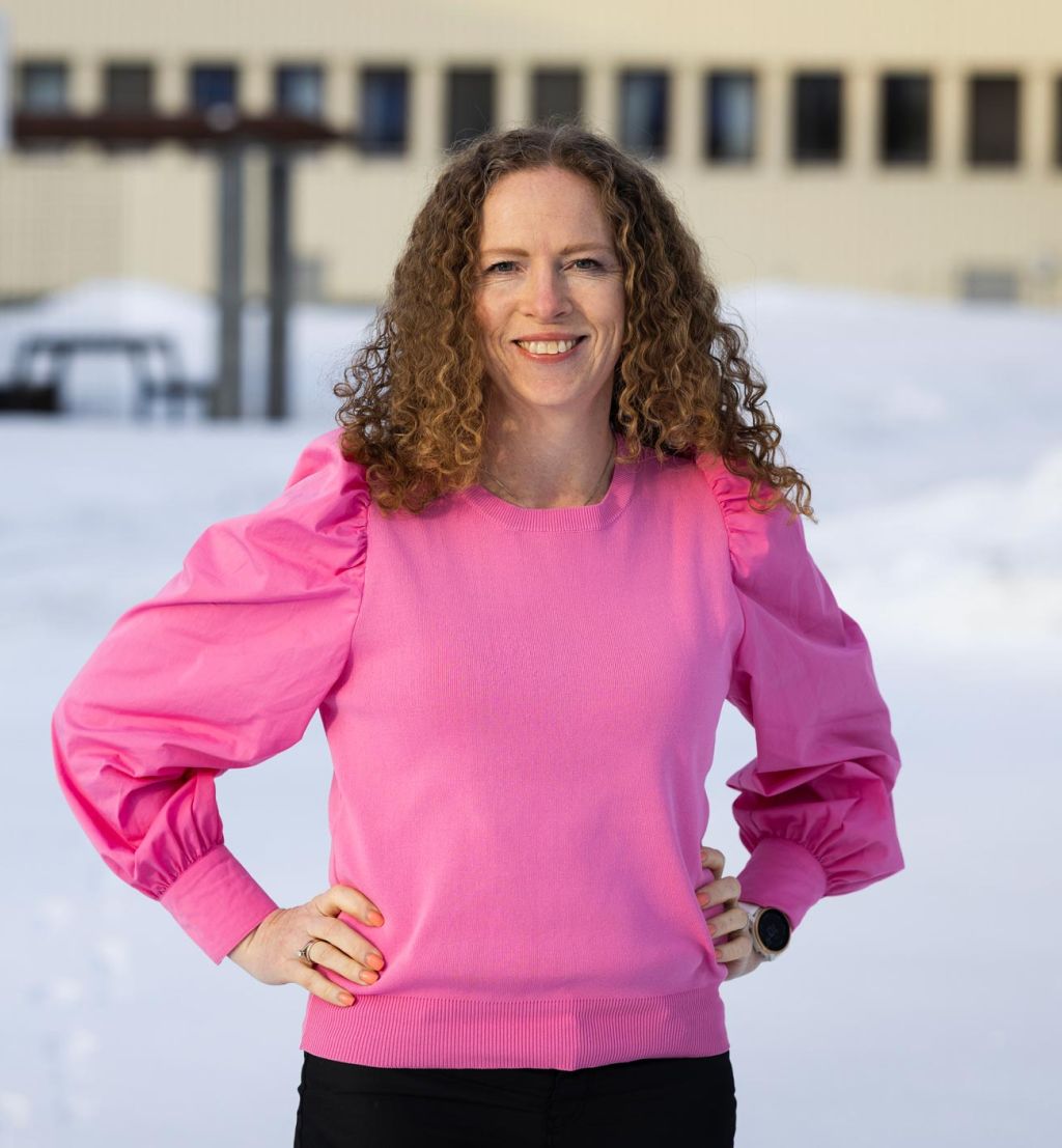 Cecilie Sendstad i rosa genser - utendørs.