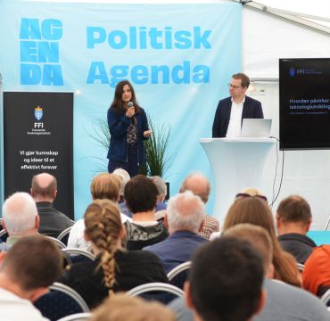 Julie Helseth Udal og Andé Pettersen på scenen på Kongsberg Agenda med publikum i salen.