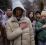 Sørgende ungdommer holder hånden til hjertet mens den Ukrainske nasjonalsangen spilles i en begravelse.