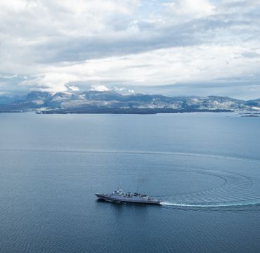 Oversiktsbilde av fregatt utenfor Bergen