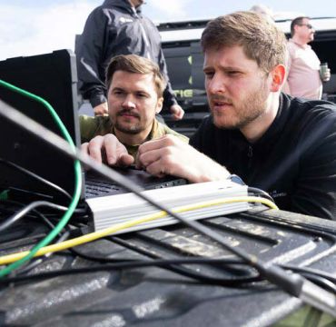 To forskere ser på en PC utendørs.