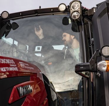 Mann inne i en traktor som skal brukes i prosjektet