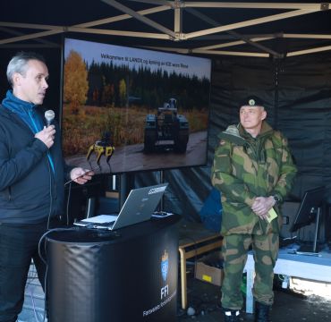 ICE worx-sjef Stein Gundersrud holder tale under åpningen av ICE worx Rena. Til høyre nestkommanderende ved Hærens våpenskole, oberst Knut Simen Skaret.