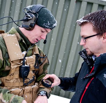 Forsker og soldat snakker om utstyr
