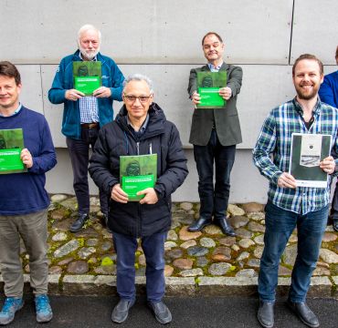 FFI-forskere viser frem boken «Våpenvirkninger»