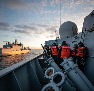KNM Maud og KNM Thor Heyerdahl under øvelse TG 21-2 i Nord Norge 2021. KNM Maud støtter fregatten KNM Thor Heyerdahl med etterforsyning av drivstoff - RAS (Replenishment at Sea).