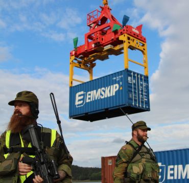 Heimevernssoldater fra HV-01 holder vakt ved Borg havn i forbindelse med at Nato-materiell ankom Norge før øvelse Trident Juncture 2018.