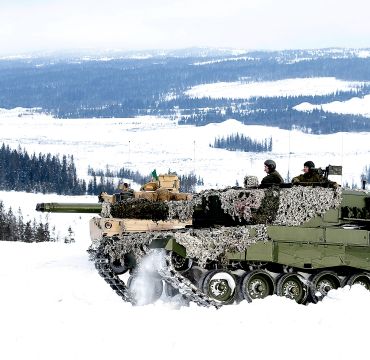 to stridsvogner i vinterlandskap. Foto