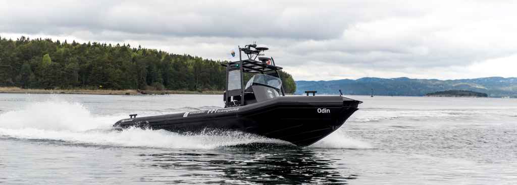 Ubemannet båt kjører på havet