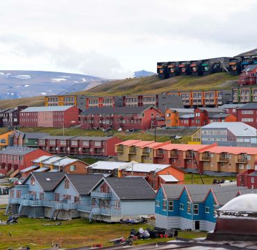 Flere husrekker fra Longyearbyen på Svalbard.