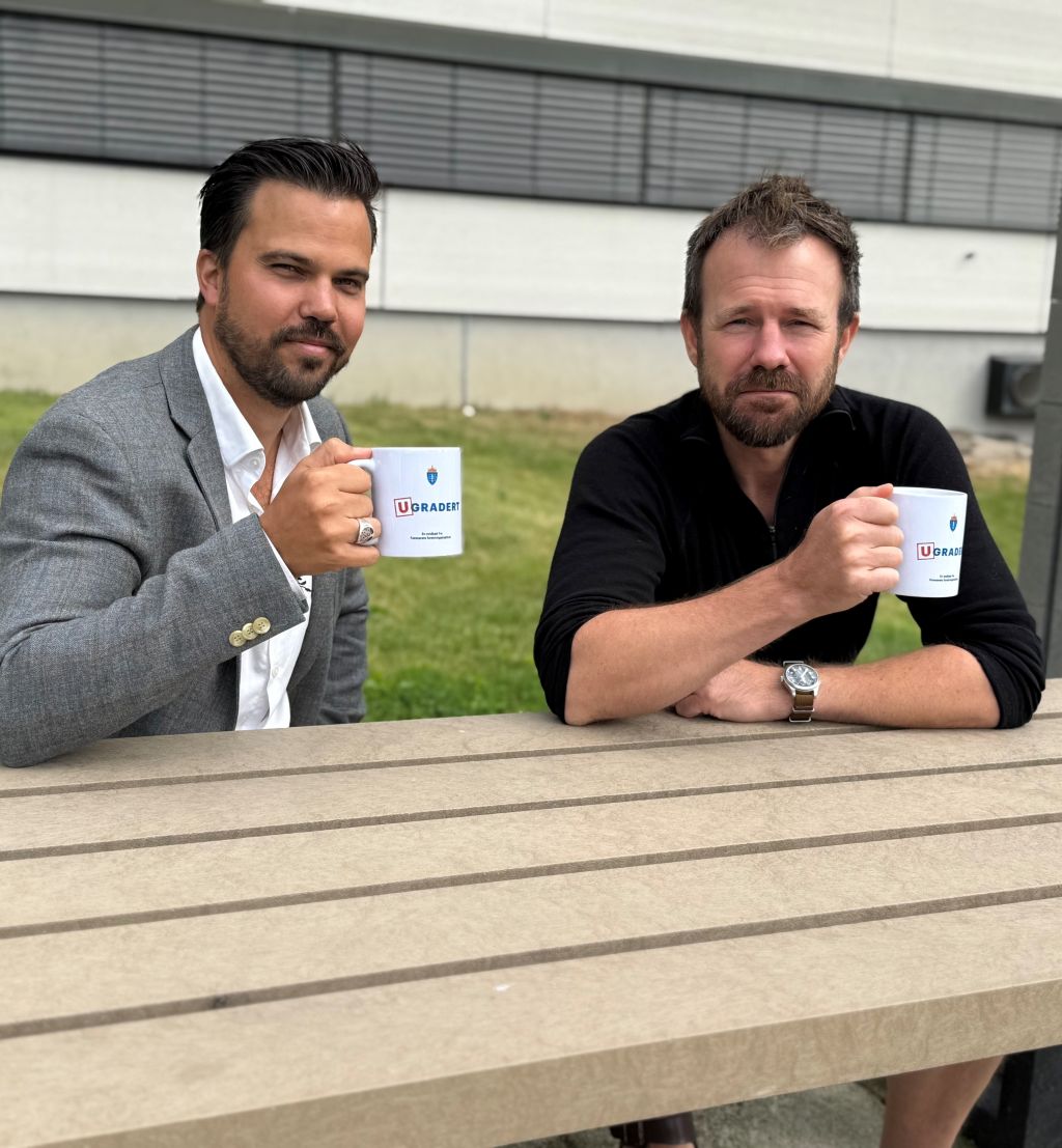 Portrett. Utendørs. Paul og Eskil holder hver sin kaffekopp. 