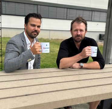 Portrett. Utendørs. Paul og Eskil holder hver sin kaffekopp.