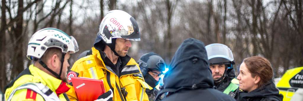 Brannmenn og forskere på øvelse. Foto